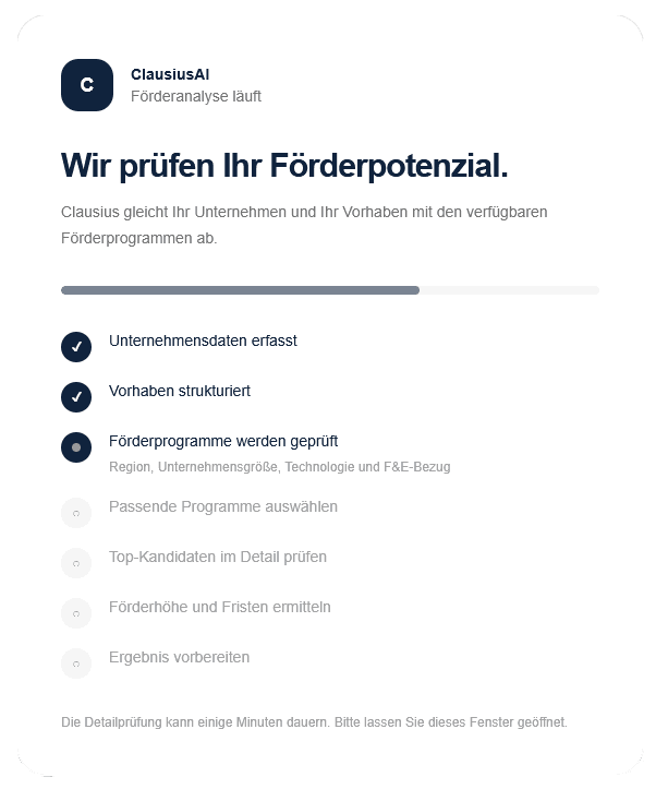 Screenshot der ClausiusAI-Förderanalyse: Ladebildschirm mit Fortschrittsanzeige, während Unternehmensdaten und Vorhaben mit verfügbaren Förderprogrammen abgeglichen werden.